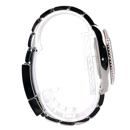 Rolex Yacht-Master 40 seitliche Ansicht des Oystersteel-Armbands und der Platin-Lünette, poliert und satiniert.