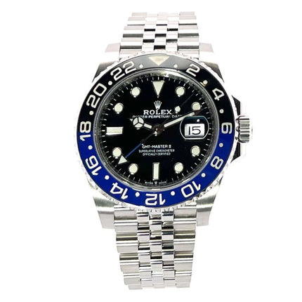 Rolex GMT Master II Edelstahl 126710BLNR mit blau/schwarzer Keramik Lünette, schwarzem Zifferblatt und Jubile-Edelstahlarmband.