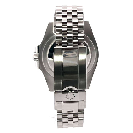 Rückseite des Rolex GMT Master II Edelstahl 126710BLNR mit poliertem und satiniertem Edelstahl-Jubile-Armband und Sicherheitsfaltschließe.