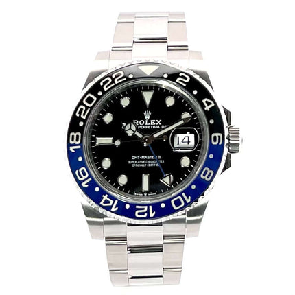 Rolex GMT Master II Edelstahl 126710BLNR mit blau/schwarzer Keramiklünette und Oyster-Band, schwarzes Zifferblatt, 24-Stunden-Skala, 2022 Modell.
