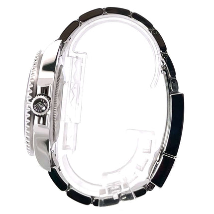 Rolex GMT Master II Edelstahl 126710BLNR mit poliertem Edelstahlgehäuse und schwarzem Oyster-Band, Seitenansicht.