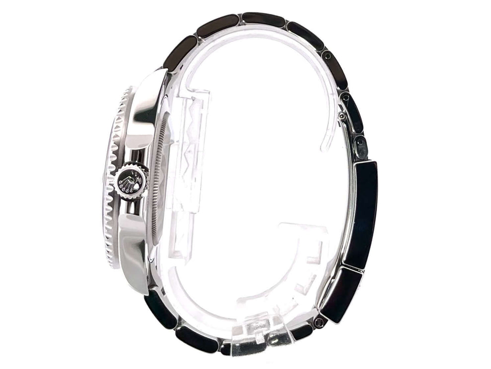 Rolex GMT Master II Edelstahl 126710BLNR mit poliertem Edelstahlgehäuse und schwarzem Oyster-Band, Seitenansicht.