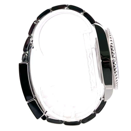 Seitenansicht der Rolex GMT Master II Edelstahl 126710BLNR mit poliertem und satiniertem Oyster-Edelstahlarmband und Sicherheitsfaltschließe.