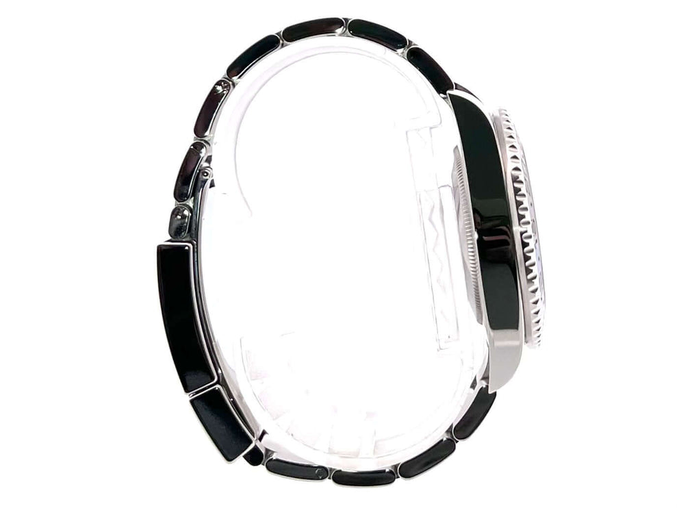 Seitenansicht der Rolex GMT Master II Edelstahl 126710BLNR mit poliertem und satiniertem Oyster-Edelstahlarmband und Sicherheitsfaltschließe.