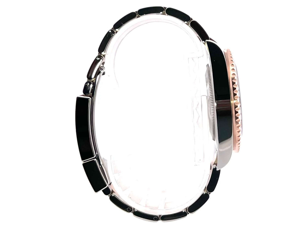 Rolex GMT-Master II Edelstahl Everose-Gold 126711CHNR Seitenansicht, poliertes und satiniertes Edelstahl- und Everose-Gold-Armband, Gehäuse mit geriffelter Lünette.