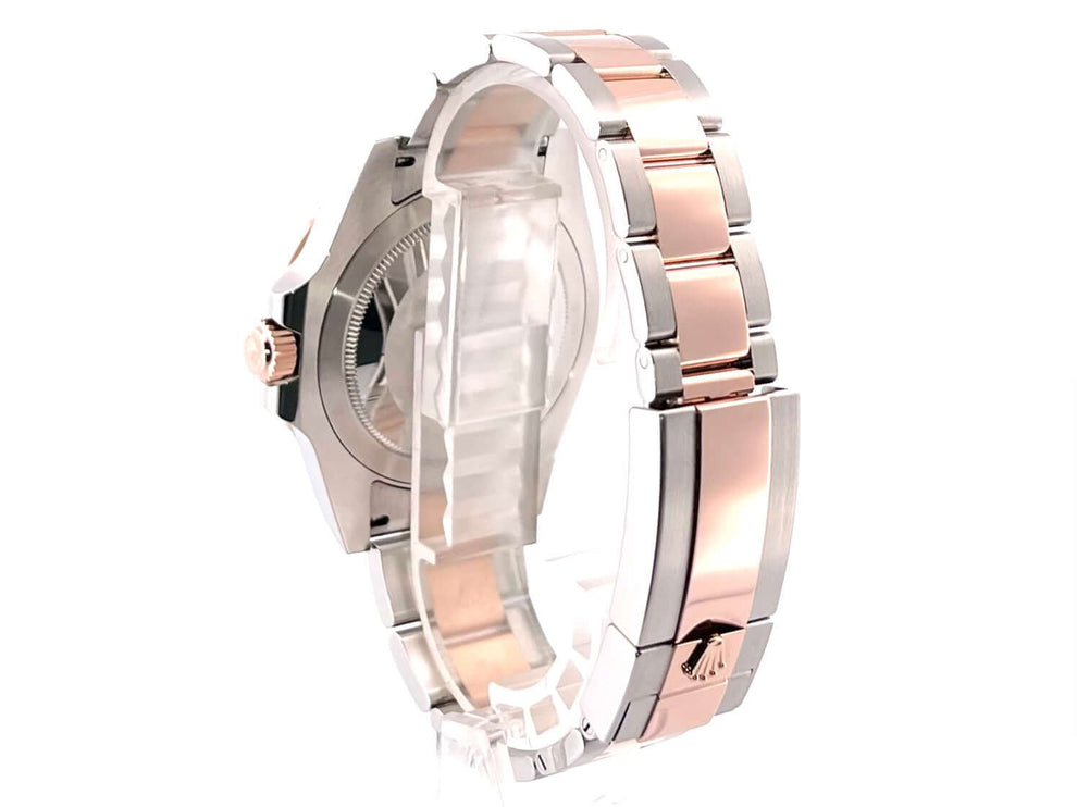 Rückansicht der Rolex GMT-Master II 126711CHNR mit Edelstahl und Everose-Gold Armband.