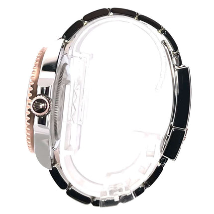 Rolex GMT-Master II 126711CHNR Seitenansicht Edelstahl und Everose-Gold Gehäuse mit geriffelter Lünette und schwarzem Armband.