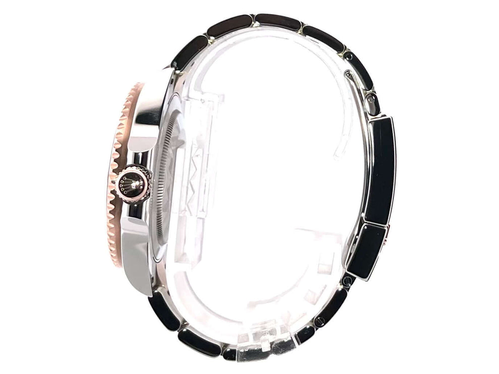 Rolex GMT-Master II 126711CHNR Seitenansicht Edelstahl und Everose-Gold Gehäuse mit geriffelter Lünette und schwarzem Armband.