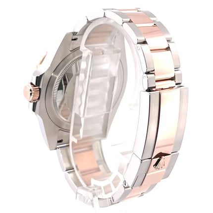 Rückseite der Rolex GMT-Master II Edelstahl Everose-Gold 126711CHNR mit poliertem Edelstahl- und Everose-Gold-Armband.