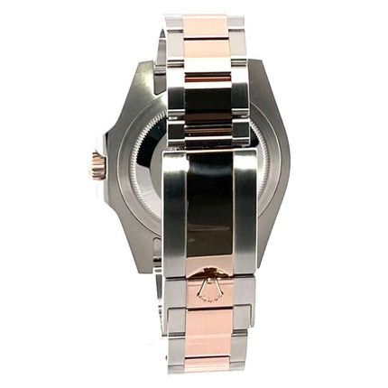 Rückseite des Rolex GMT-Master II Edelstahl Everose-Gold 126711CHNR Armbands, Edelstahl- und 18 kt Everose-Gold-Glieder mit Sicherheitsfaltschließe.