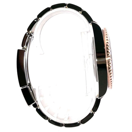 Seitenansicht der Rolex GMT-Master II Edelstahl Everose-Gold 126711CHNR, 18 kt Everose-Gold Lünette und Oyster Edelstahlarmband