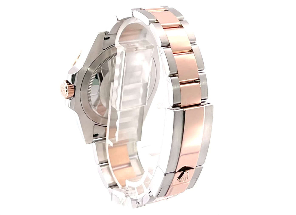 Rückseite des Rolex GMT-Master II 126711CHNR Armbands aus Edelstahl und 18 kt Everose-Gold, poliert und satiniert, mit Sicherheitsfaltschließe