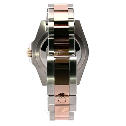 Rückansicht der Rolex GMT-Master II 126711CHNR mit Oyster Armband aus Edelstahl und 18 kt Everose-Gold, poliert und satiniert