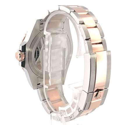 Rückseite des Rolex GMT-Master II 126711CHNR mit Edelstahl- und Everose-Gold-Armband, poliert und satiniert.