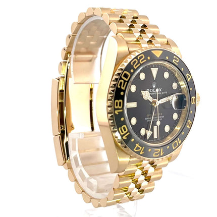 Rolex GMT-Master II Gelbgold 126718GRNR mit Jubilee-Band, schwarz-graue Cerachrom-Zahlenscheibe und schwarzem Zifferblatt.