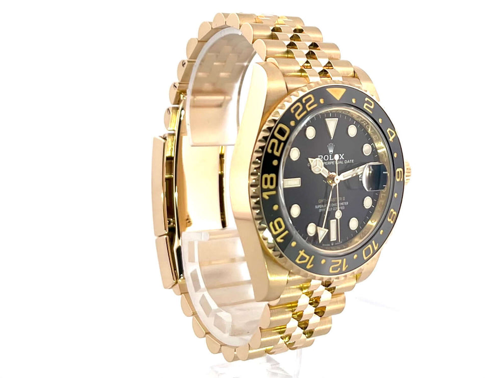 Rolex GMT-Master II Gelbgold 126718GRNR mit Jubilee-Band, schwarz-graue Cerachrom-Zahlenscheibe und schwarzem Zifferblatt.
