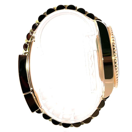 Rolex GMT-Master II Gelbgold 126718GRNR Seitenansicht mit schwarz-grauer Cerachrom-Zahlenscheibe und 18k Gelbgold Jubilee-Band