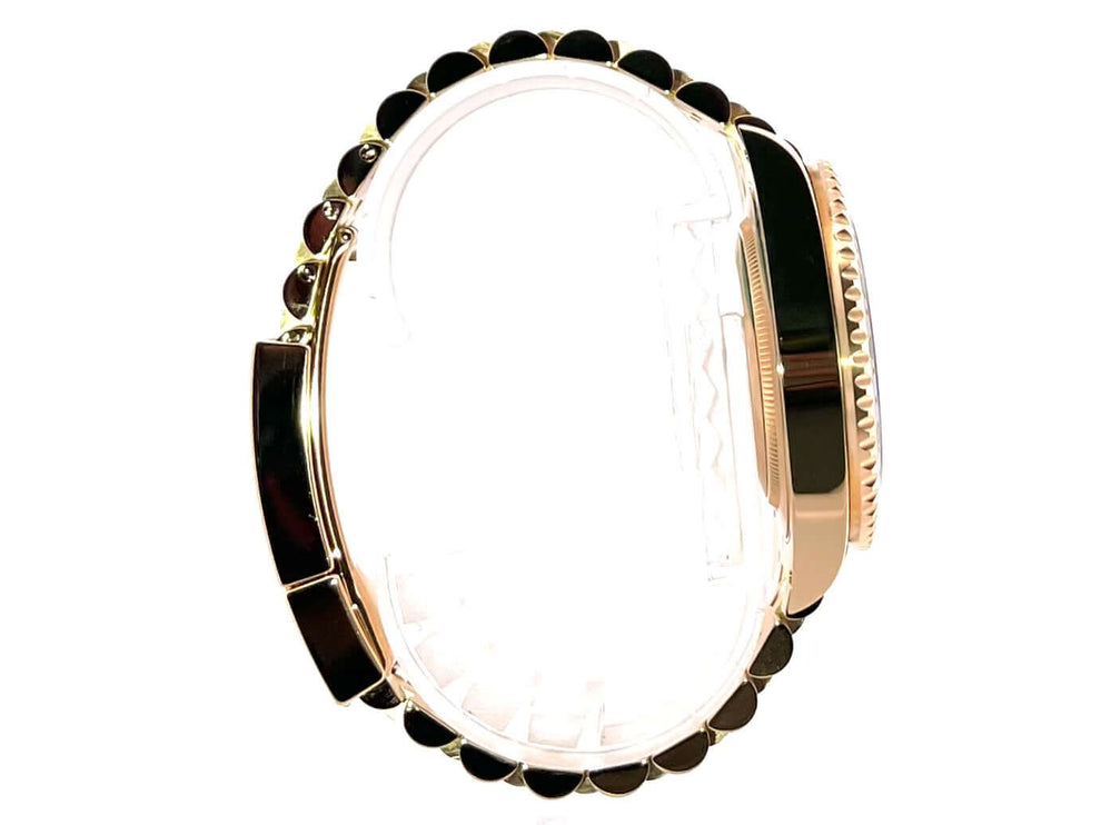 Rolex GMT-Master II Gelbgold 126718GRNR Seitenansicht mit schwarz-grauer Cerachrom-Zahlenscheibe und 18k Gelbgold Jubilee-Band