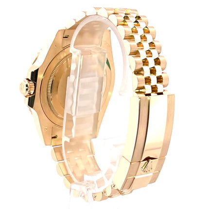 Rückansicht der Rolex GMT-Master II Gelbgold 126718GRNR mit Jubilee-Band und Oysterclasp-Schließe aus 18k Gelbgold