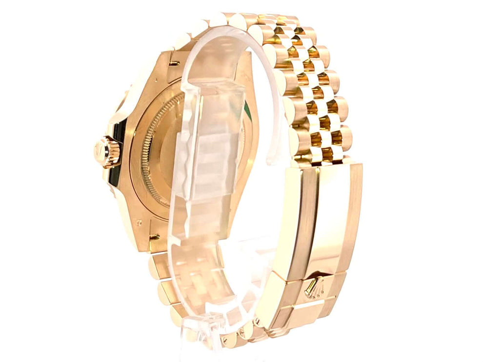 Rückansicht der Rolex GMT-Master II Gelbgold 126718GRNR mit Jubilee-Band und Oysterclasp-Schließe aus 18k Gelbgold