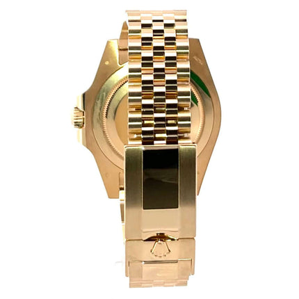 Rückseite der Rolex GMT-Master II Gelbgold 126718GRNR mit 18k Gelbgold Jubilee-Band und Oysterclasp-Schließe