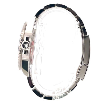 Seitenansicht der Rolex GMT Master II Weißgold 126719BLRO mit blau/roter Lünette und 18K Weißgoldgehäuse.