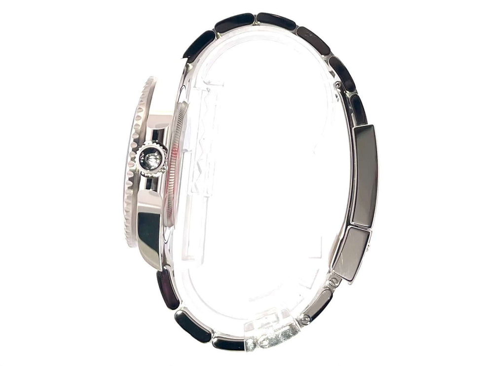 Seitenansicht der Rolex GMT Master II Weißgold 126719BLRO mit blau/roter Lünette und 18K Weißgoldgehäuse.