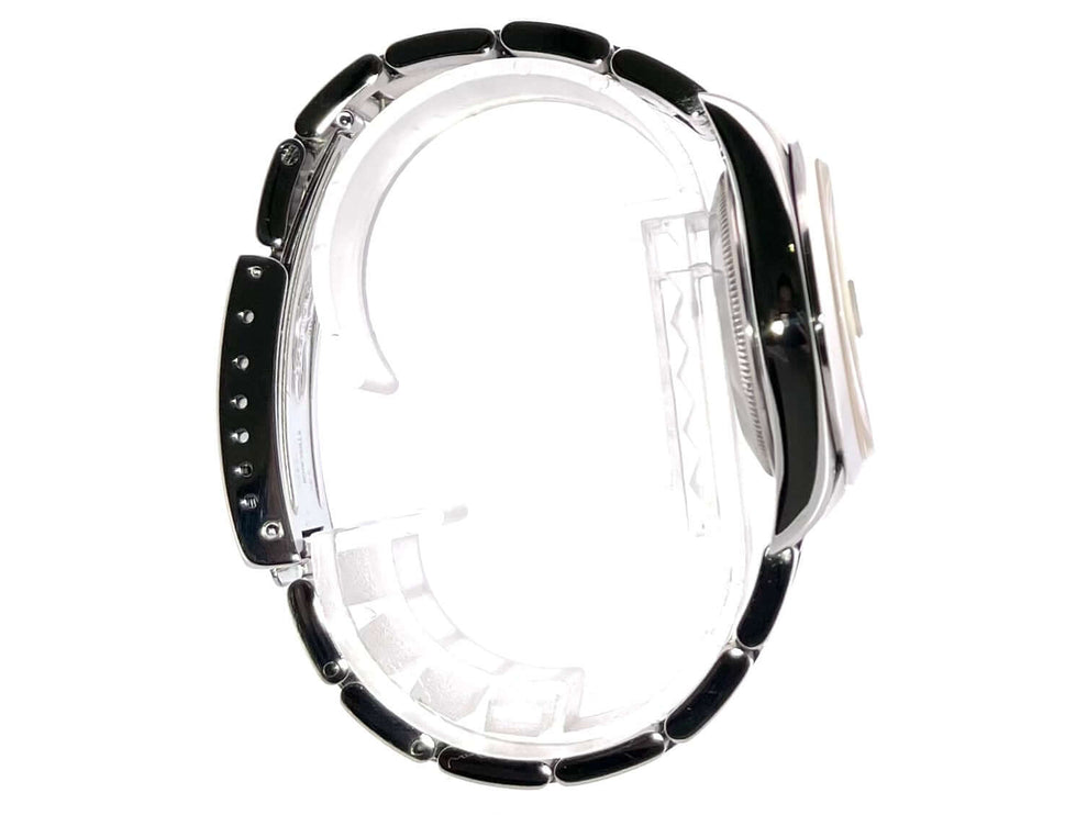 Seitenansicht des Rolex Oyster Perpetual Date 34 15200 Blau mit poliertem und satiniertem Edelstahlgehäuse und Edelstahlband.