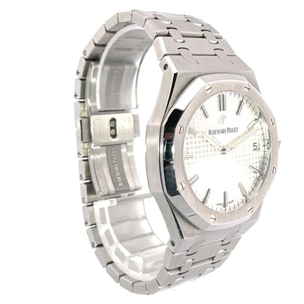 Audemars Piguet AP Royal Oak 15500ST.OO.1220ST.04, Edelstahlgehäuse, silberfarbenes Zifferblatt, 2021 Modell, Seitenansicht.