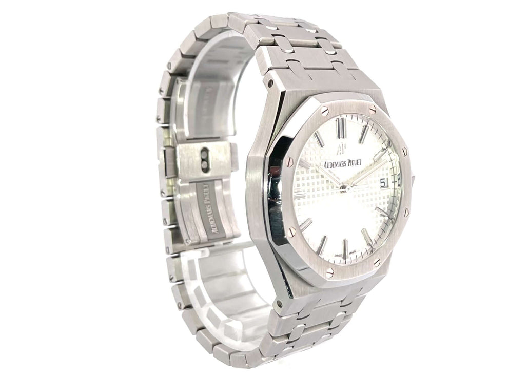Audemars Piguet AP Royal Oak 15500ST.OO.1220ST.04, Edelstahlgehäuse, silberfarbenes Zifferblatt, 2021 Modell, Seitenansicht.