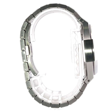 Seitenansicht der Audemars Piguet AP Royal Oak 15500ST als geöffnete Edelstahl-Armbanduhr mit poliertem und satiniertem Finish