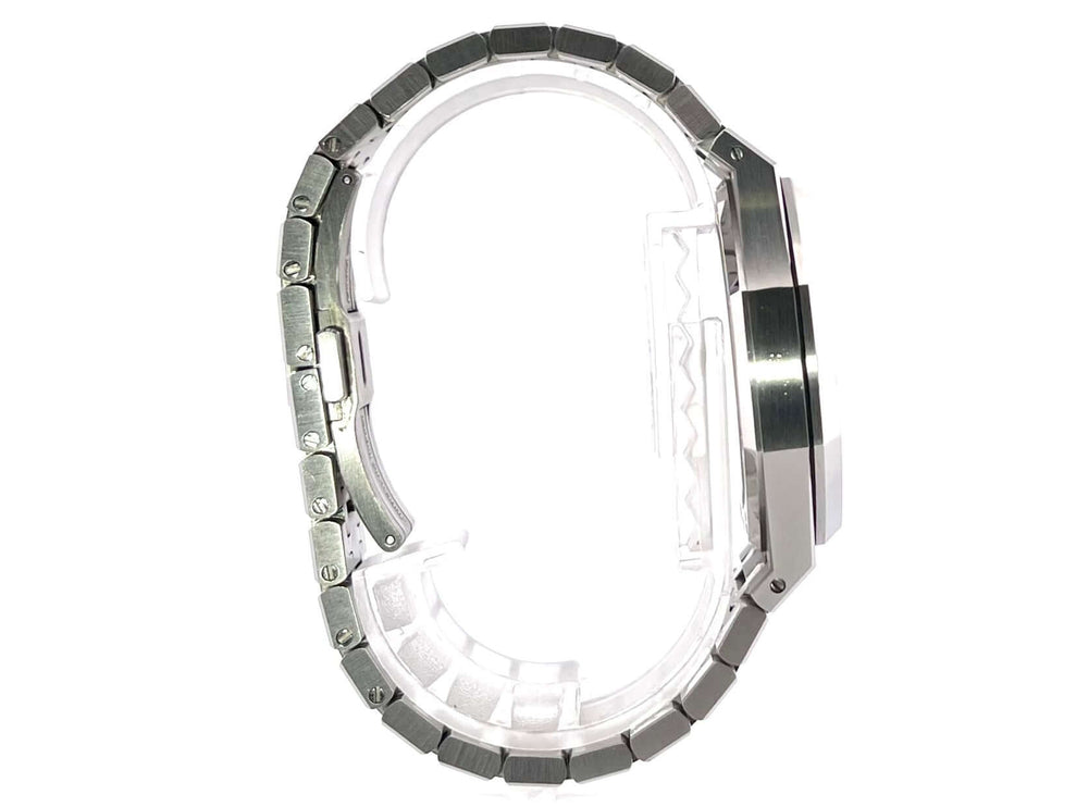 Seitenansicht der Audemars Piguet AP Royal Oak 15500ST als geöffnete Edelstahl-Armbanduhr mit poliertem und satiniertem Finish