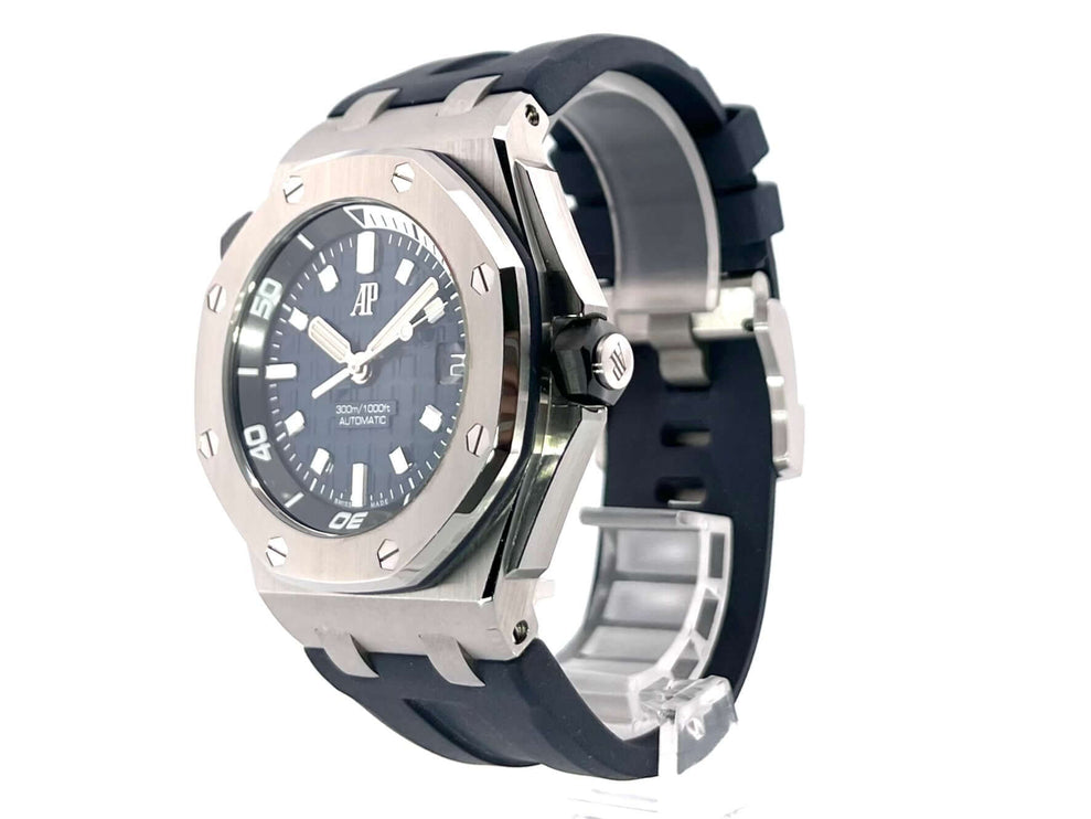 Audemars Piguet Royal Oak Offshore Diver 15720ST.OO.A027CA.01, poliertes und satiniertes Edelstahlgehäuse, blaues Zifferblatt, blaues Kautschukband.