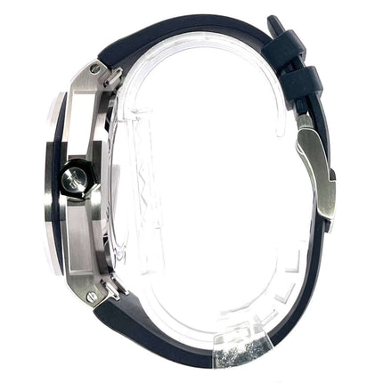 Seitenansicht der Audemars Piguet Royal Oak Offshore Diver 15720ST.OO.A027CA.01 mit blauem Kautschukarmband und Edelstahlgehäuse