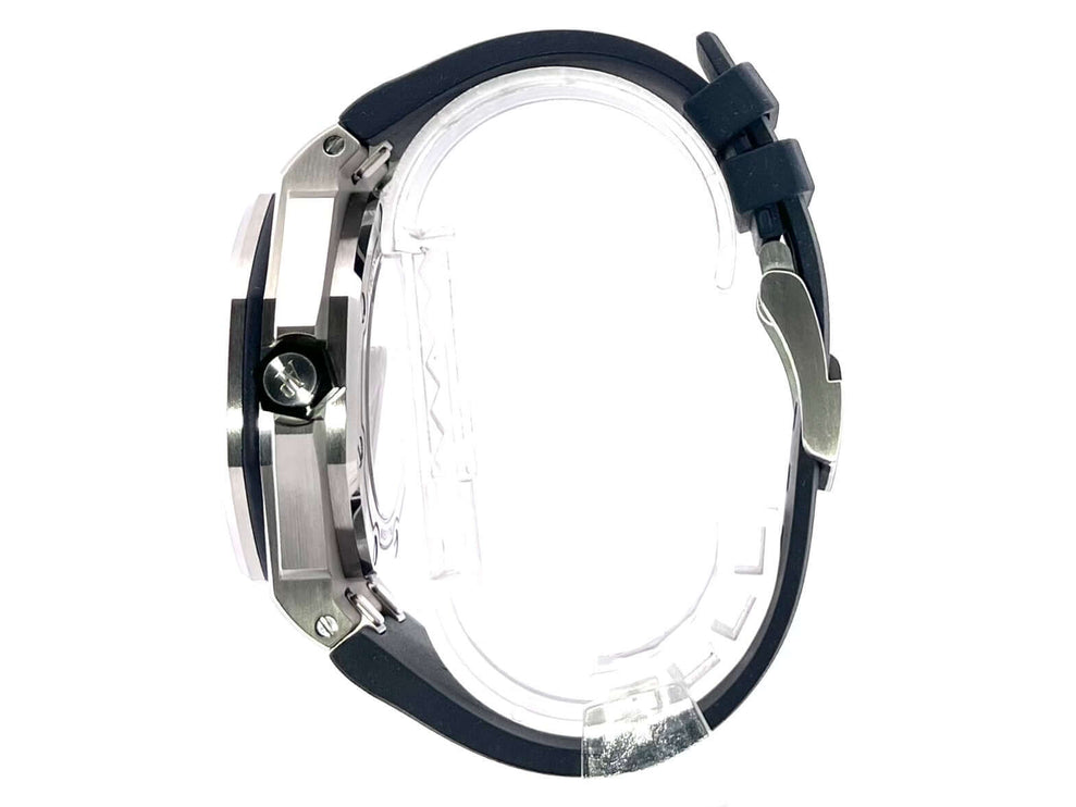 Seitenansicht der Audemars Piguet Royal Oak Offshore Diver 15720ST.OO.A027CA.01 mit blauem Kautschukarmband und Edelstahlgehäuse