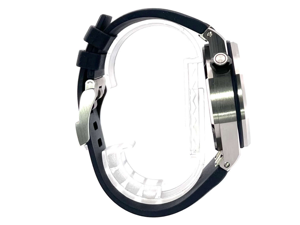 Seitenansicht der Audemars Piguet Royal Oak Offshore Diver 15720ST.OO.A027CA.01 mit Edelstahlgehäuse und blauem Kautschukband