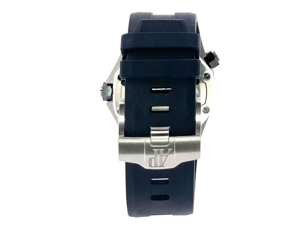 Rückansicht des Audemars Piguet Royal Oak Offshore Diver 15720ST.OO.A027CA.01 mit blauem Kautschukband und Edelstahlschließe