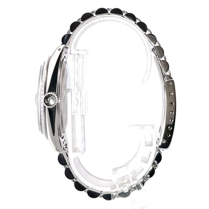 Seitenansicht der Rolex Datejust 36 Ref. 1603 mit orangefarbenem Zifferblatt und Jubile-Band aus poliertem und satiniertem Edelstahl.