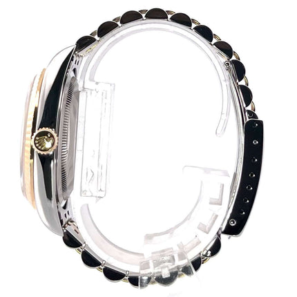 Rolex Datejust 36 Edelstahl Gelbgold 16233 Seitenansicht, Jubile-Band, geriffelte Lünette, poliertes Edelstahlgehäuse.