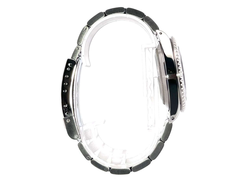 Seitliche Ansicht der Rolex Submariner Date 16610 L-Serie mit Edelstahlgehäuse und drehbarer Lünette.