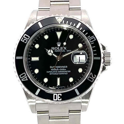Rolex Submariner Date 16610 Edelstahl Uhr mit schwarzem Zifferblatt und Leuchtindizes, drehbarer Lünette und Edelstahl Armband.