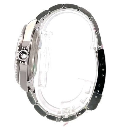 Seitenansicht der Rolex Submariner Date 16610 mit Edelstahlgehäuse und Oyster-Armband