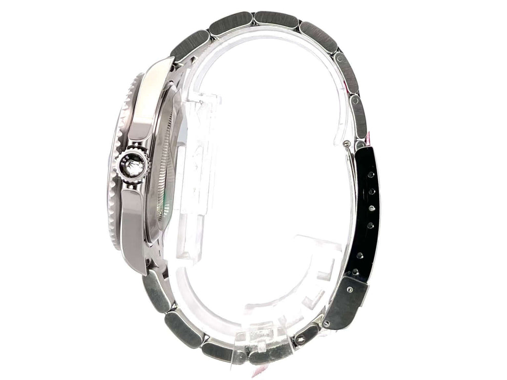 Seitenansicht der Rolex Submariner Date 16610 mit Edelstahlgehäuse und Oyster-Armband