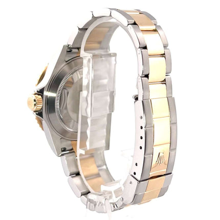 Rückansicht der Rolex Submariner Date 16613 aus Edelstahl und 18 Karat Gelbgold, LC100, Jahr 2005, mit Oyster-Armband.