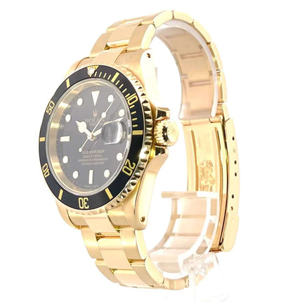 Rolex Submariner Date 16618 Gelbgold, poliertes 18 Karat Gelbgoldgehäuse und Armband, schwarze Lünette mit 60-Minuten-Skala, schwarzes Zifferblatt.