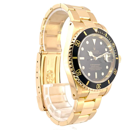 Rolex Submariner Date 16618 Gelbgold mit schwarzem Zifferblatt und Lünette, 40mm Gehäusedurchmesser, 18 Karat Gelbgold Armband.