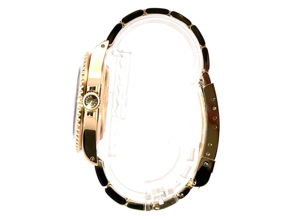 Seitenansicht der Rolex Submariner Date 16618 Gelbgold mit poliertem und satiniertem 18 Karat Gelbgold Gehäuse und Armband