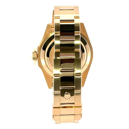 Rückansicht der Rolex Submariner Date 16618 Gelbgold, Gehäuse und Oyster-Armband aus 18 Karat poliertem Gelbgold.