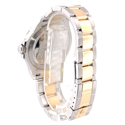 Rückansicht der Rolex Yachtmaster 16623 mit Edelstahl- und Gelbgold-Armband und verschraubter Krone