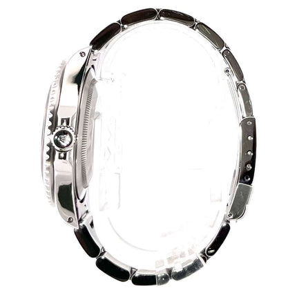 Seitenansicht der Rolex GMT Master II 16710 Pepsi U-Serie mit Edelstahlgehäuse und Oyster-Armband.